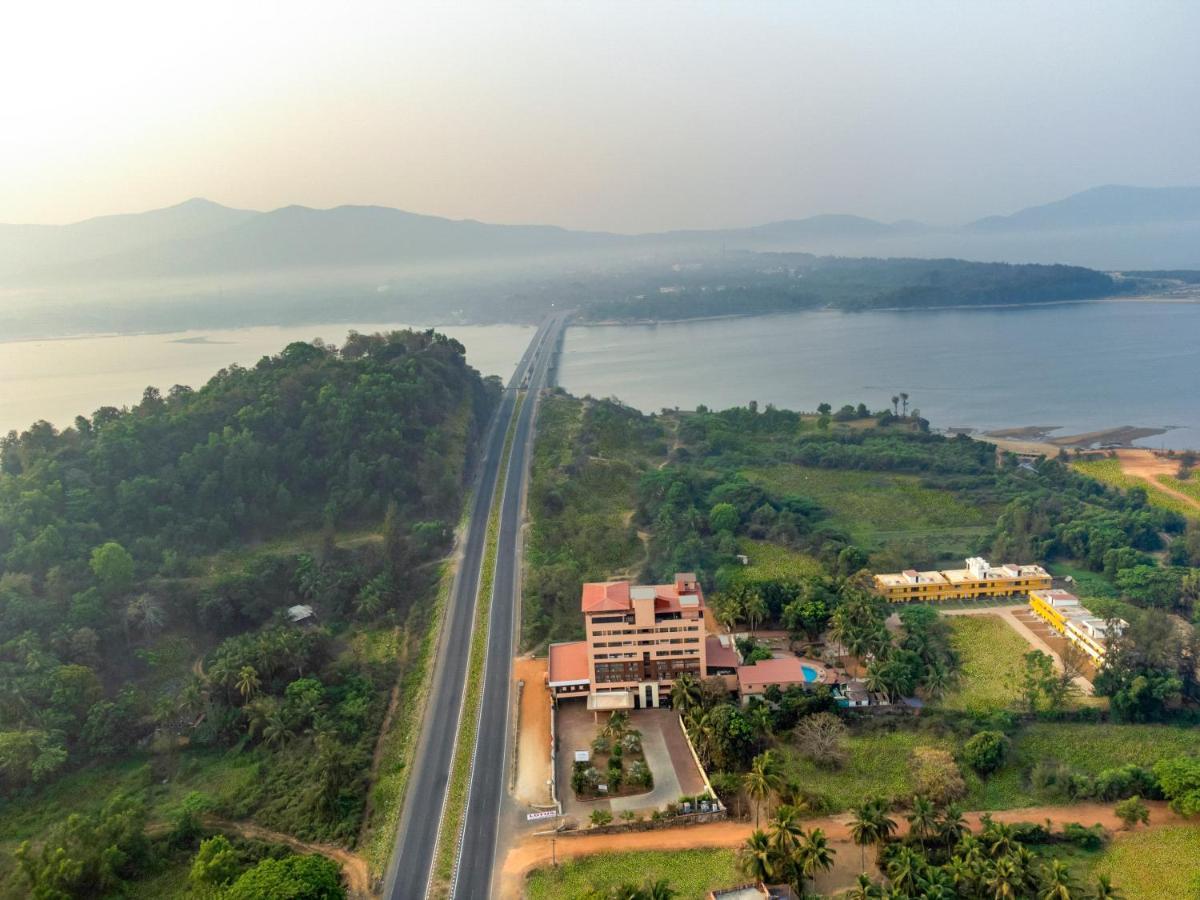 Sterling Karwar Hotel Exterior foto