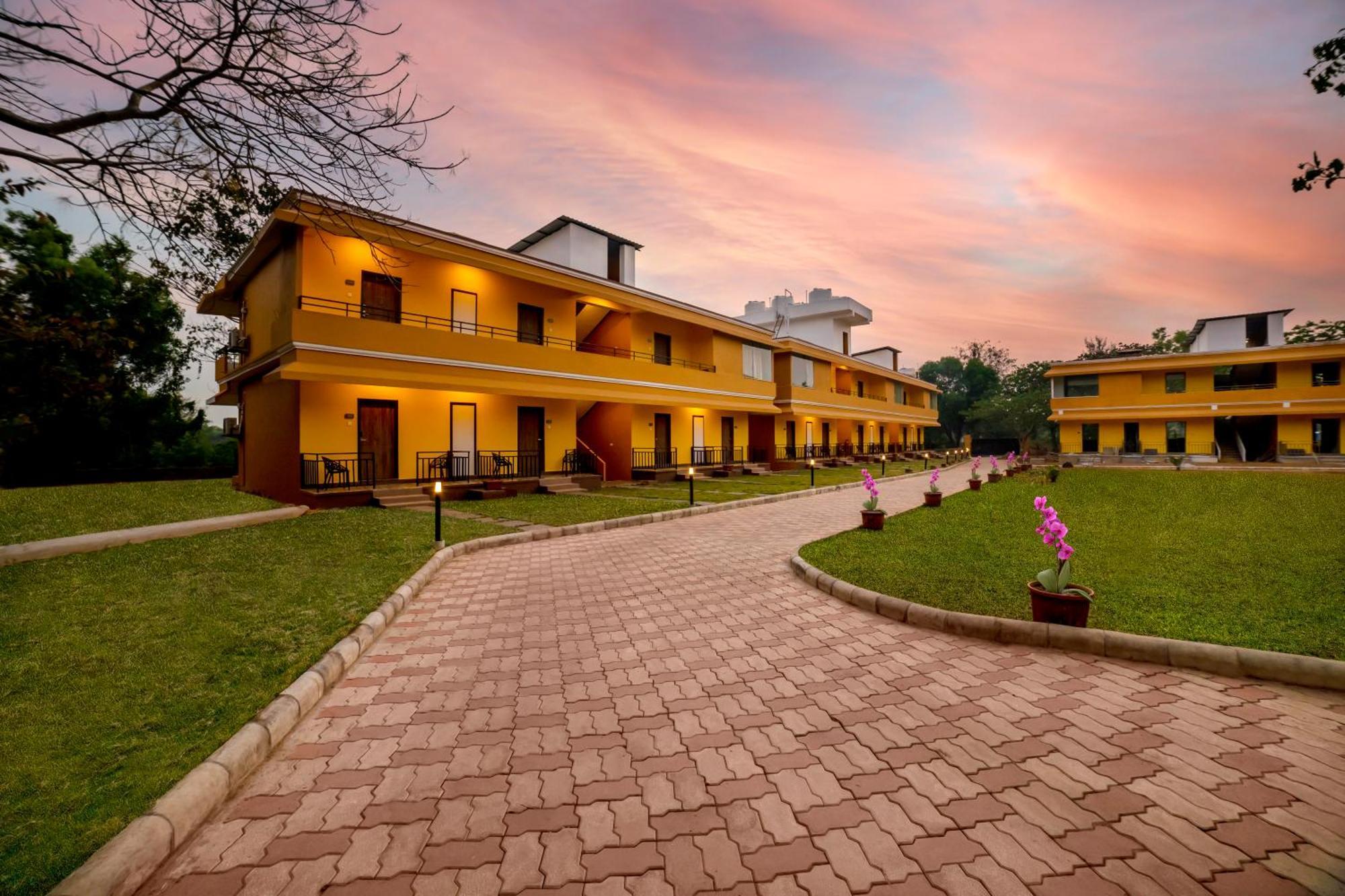 Sterling Karwar Hotel Exterior foto